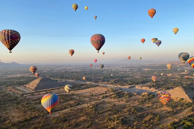 Viele bunte Ballons über dem Tal von Teotihuacan, darunter die Pyramiden